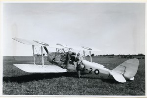 Tiger Moth S-2, bemærk at kokarderne på overplanet sidder i den oprindelige position (FHS)